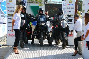 Le podium de départ du Hard Alpi Tour avec les Umbrela Girls sans leurs ombrelles...
