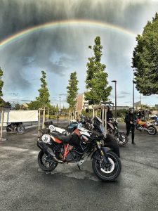 Rallye de la Sarthe, plaques, fonds de plaques, et numéros collés sur KTM 1290 Super Adventure