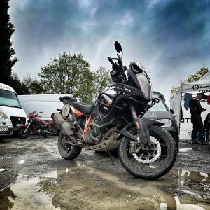 Rallye de la Sarthe 2024 Bivouac les pieds dans l'eau